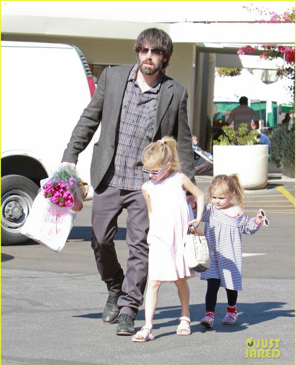 Аффлек учит дочерей выбирать продукты. Фото