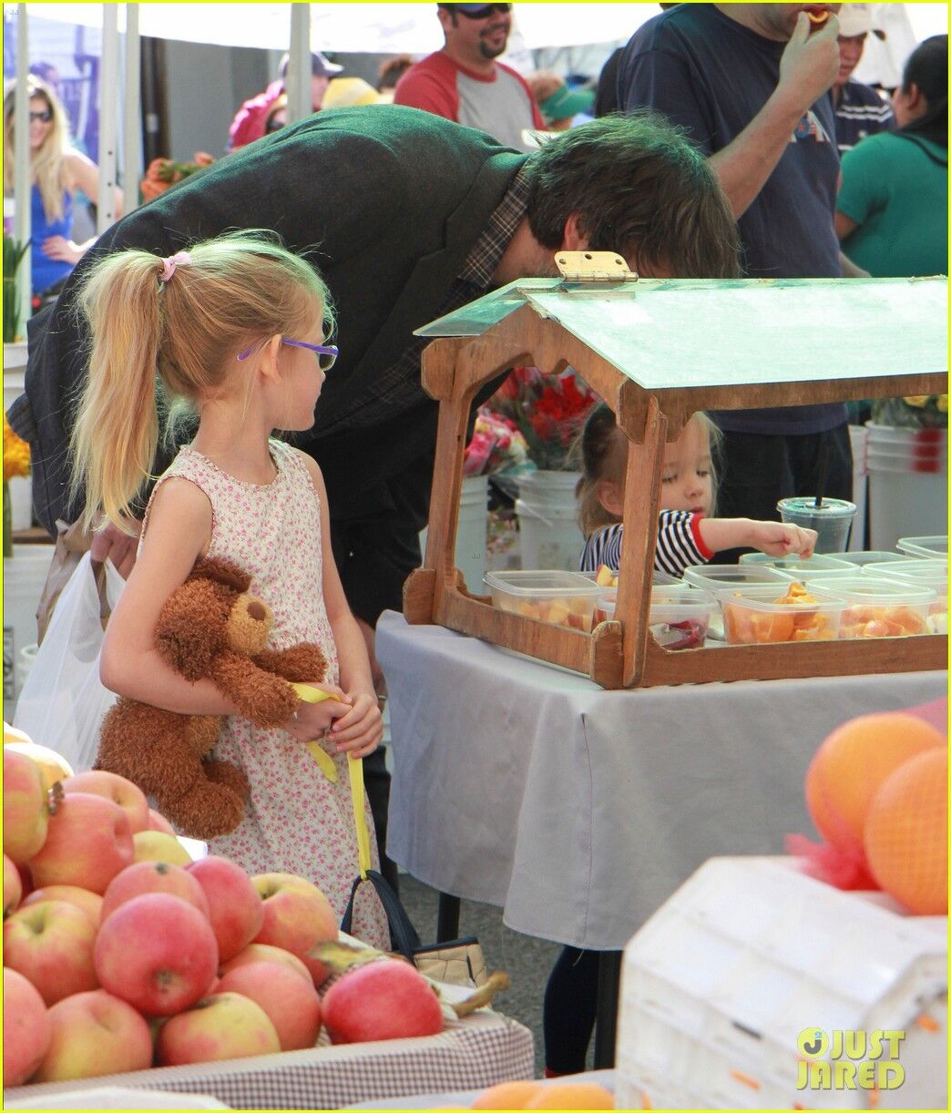 Аффлек учит дочерей выбирать продукты. Фото