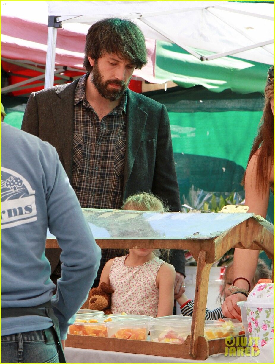 Аффлек учит дочерей выбирать продукты. Фото