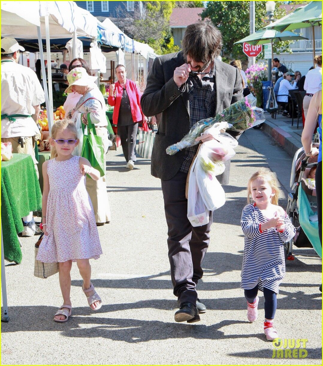 Аффлек учит дочерей выбирать продукты. Фото