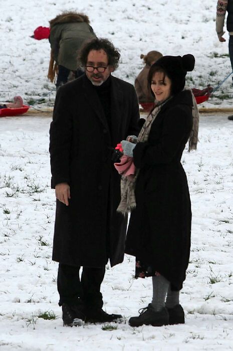 Семейка Картер-Бартон резвится в снегу. Фото