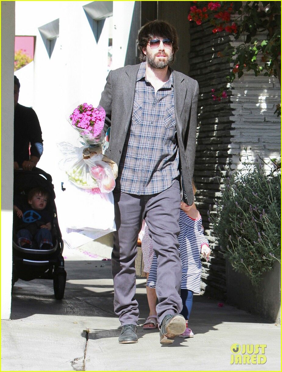 Аффлек учит дочерей выбирать продукты. Фото