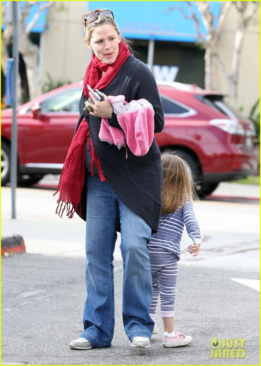 Дженнифер Гарнер идет на завтрак с дочерью. Фото