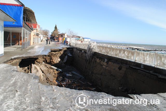 Восьмибальний шторм зруйнував набережну в Алушті. Фото