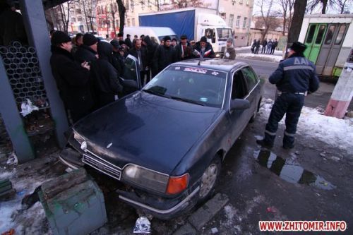 У Житомирі п'яний водій в'їхав у зупинку з людьми