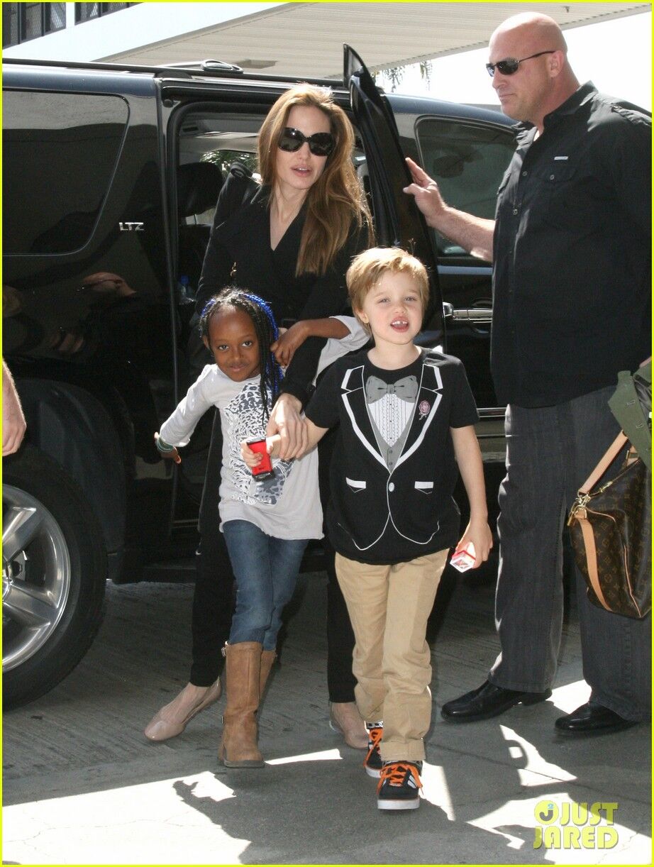 Джоли прибыла в аэропорт с дочерьми. Фото