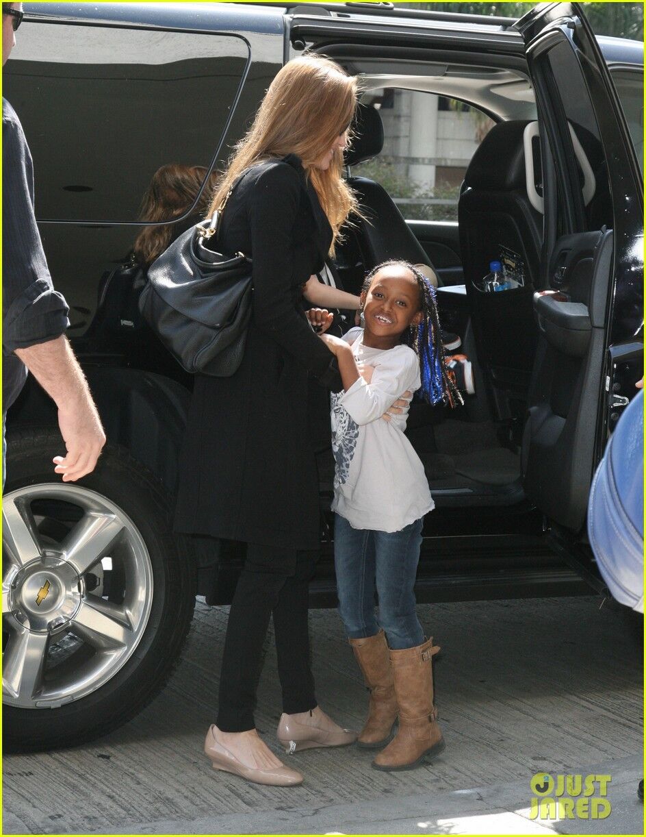 Джоли прибыла в аэропорт с дочерьми. Фото