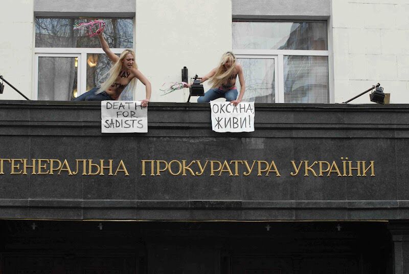 FEMEN требует казни для николаевских насильников. Фото