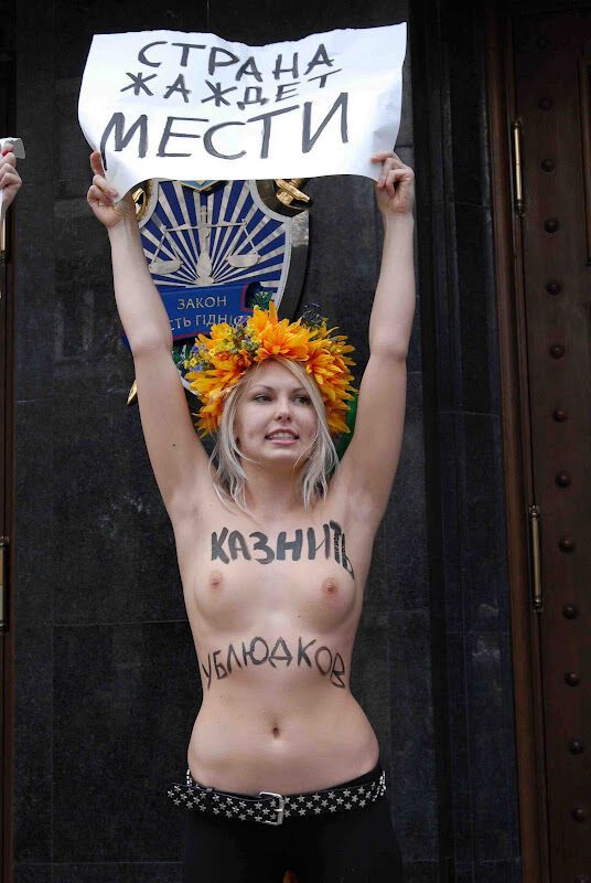 FEMEN требует казни для николаевских насильников. Фото