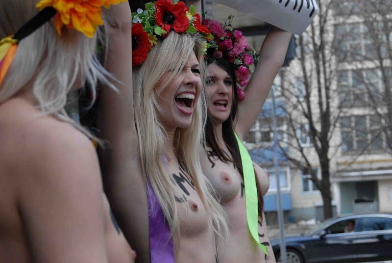 FEMEN требует казни для николаевских насильников. Фото