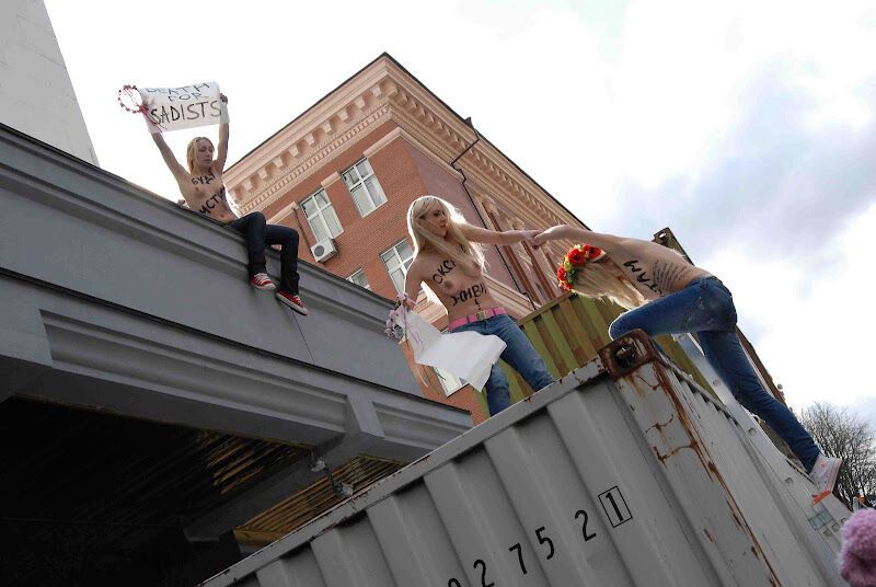 FEMEN требует казни для николаевских насильников. Фото