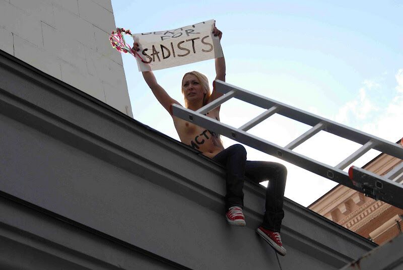 FEMEN требует казни для николаевских насильников. Фото