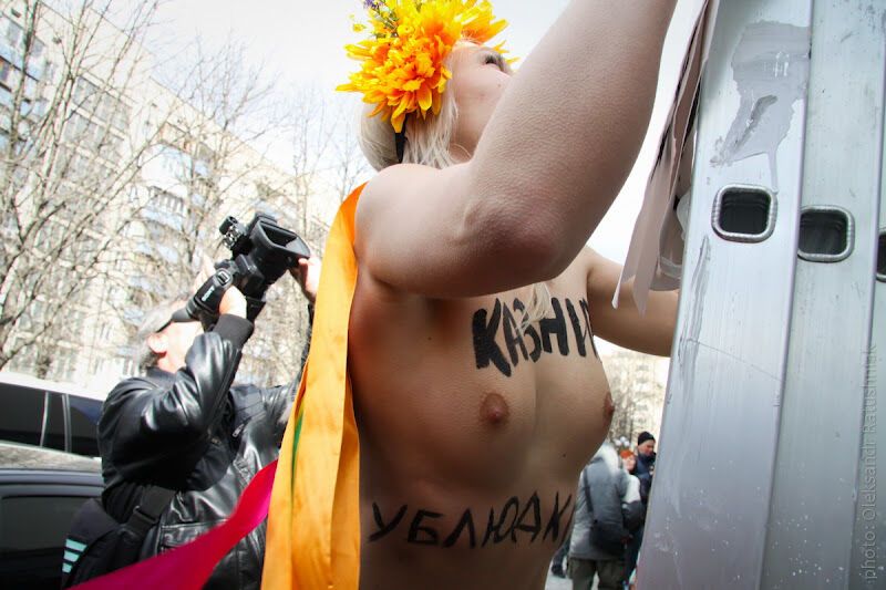 FEMEN требует казни для николаевских насильников. Фото