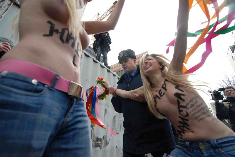 FEMEN требует казни для николаевских насильников. Фото