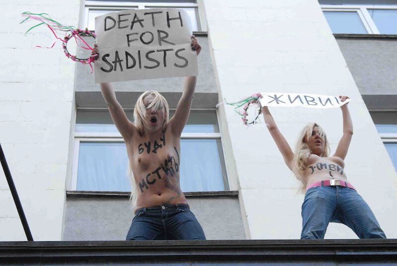 FEMEN требует казни для николаевских насильников. Фото