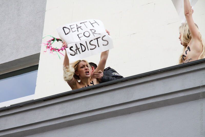 FEMEN требует казни для николаевских насильников. Фото