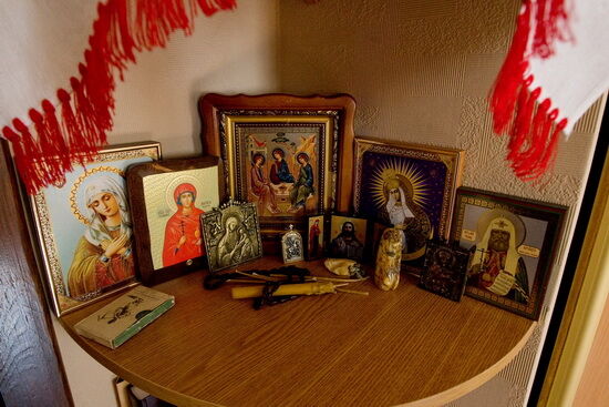 Камера Тимошенко: иконы, мягкие игрушки и забитый холодильник. Фото