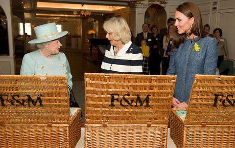 Елизавета II наведались в Fortnum & Mason. Фото