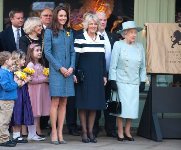 Елизавета II наведались в Fortnum & Mason. Фото