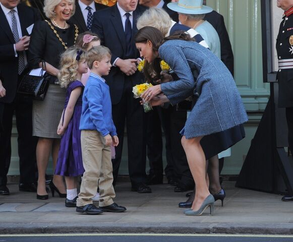 Елизавета II наведались в Fortnum & Mason. Фото