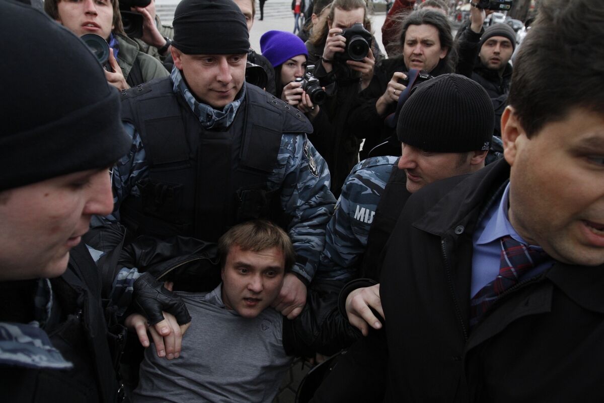 Беркут  разгоняет акцию на Майдане