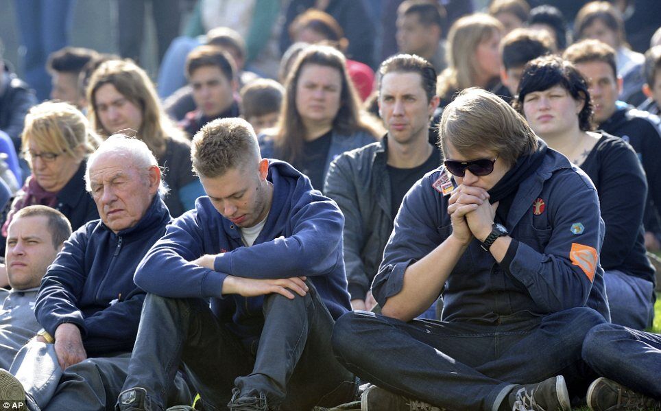 Бельгию накрыла скорбь: тысячи людей оплакивают погибших детей. Фото