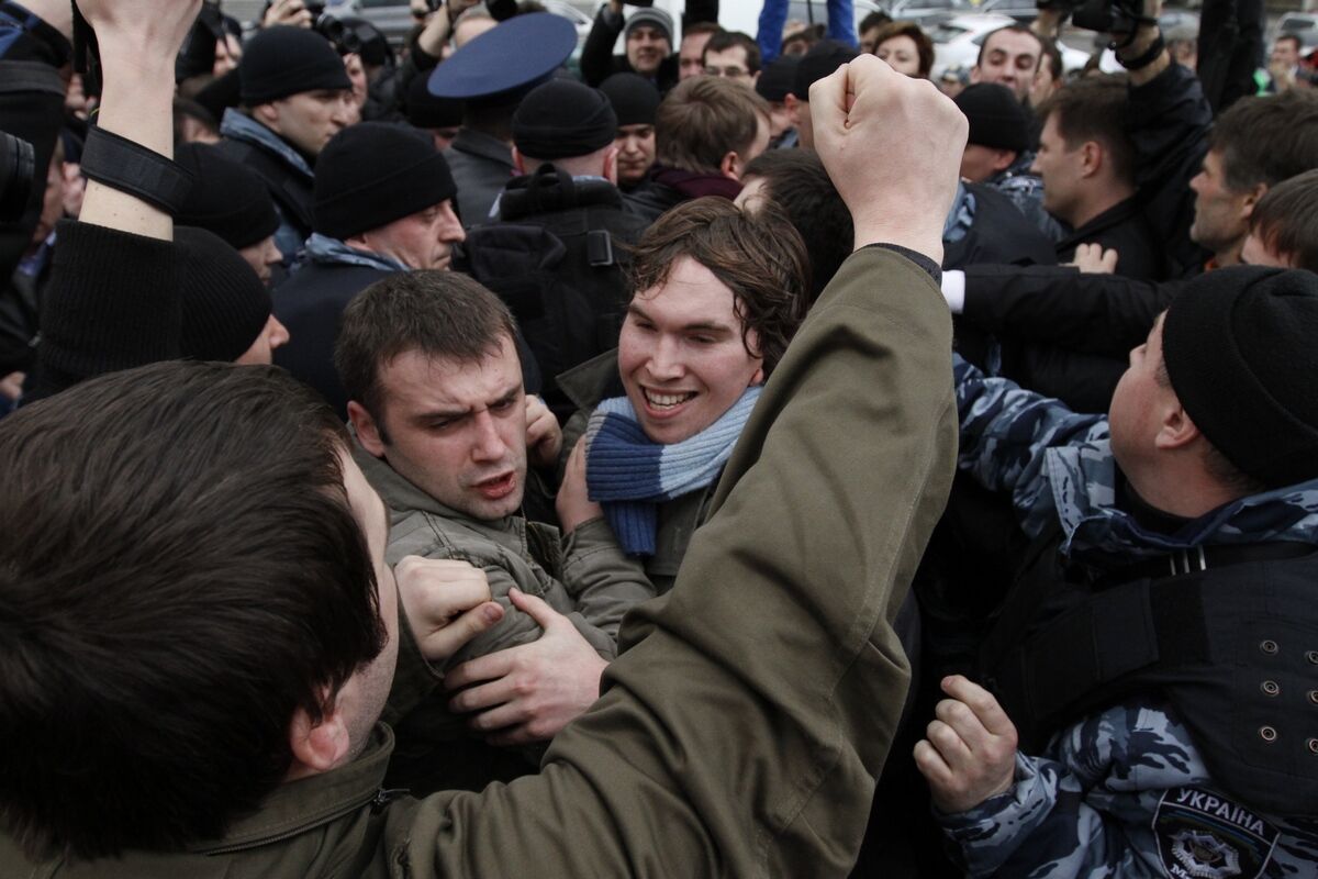 На Майдане «Беркут» задерживает оппозиционеров