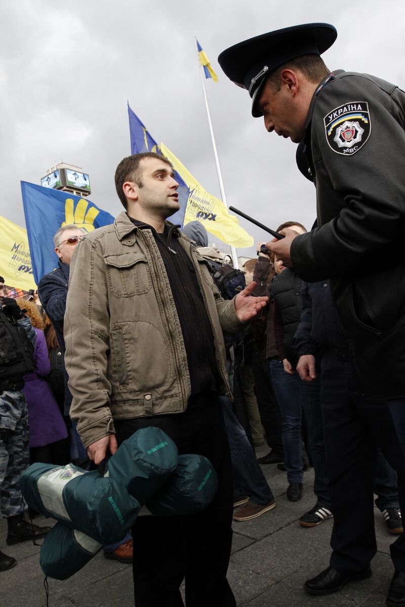 На Майдане «Беркут» задерживает оппозиционеров
