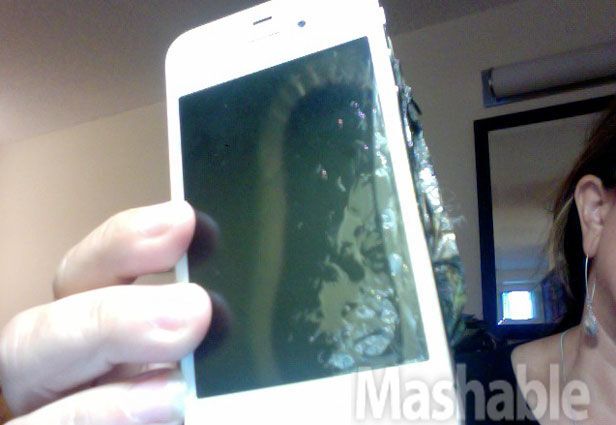 iPhone 4 затрещал и вспыхнул у жительницы США. Фото