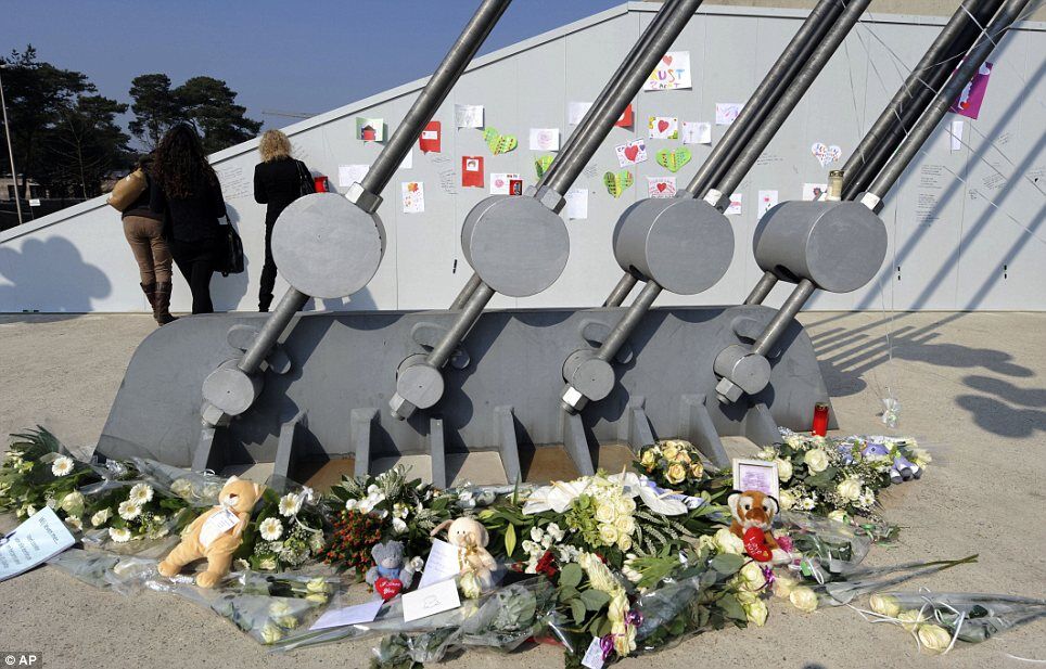 Бельгию накрыла скорбь: тысячи людей оплакивают погибших детей. Фото