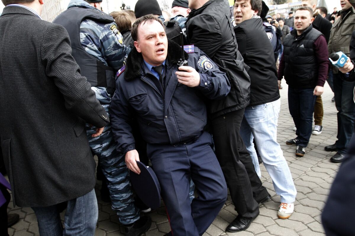 На Майдані "Беркут" затримує опозиціонерів