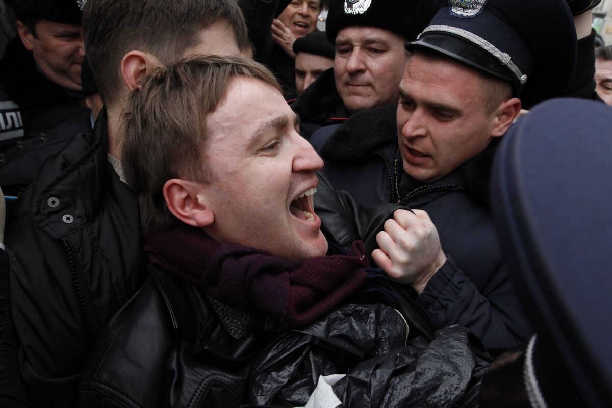 На Майдане «Беркут» задерживает оппозиционеров