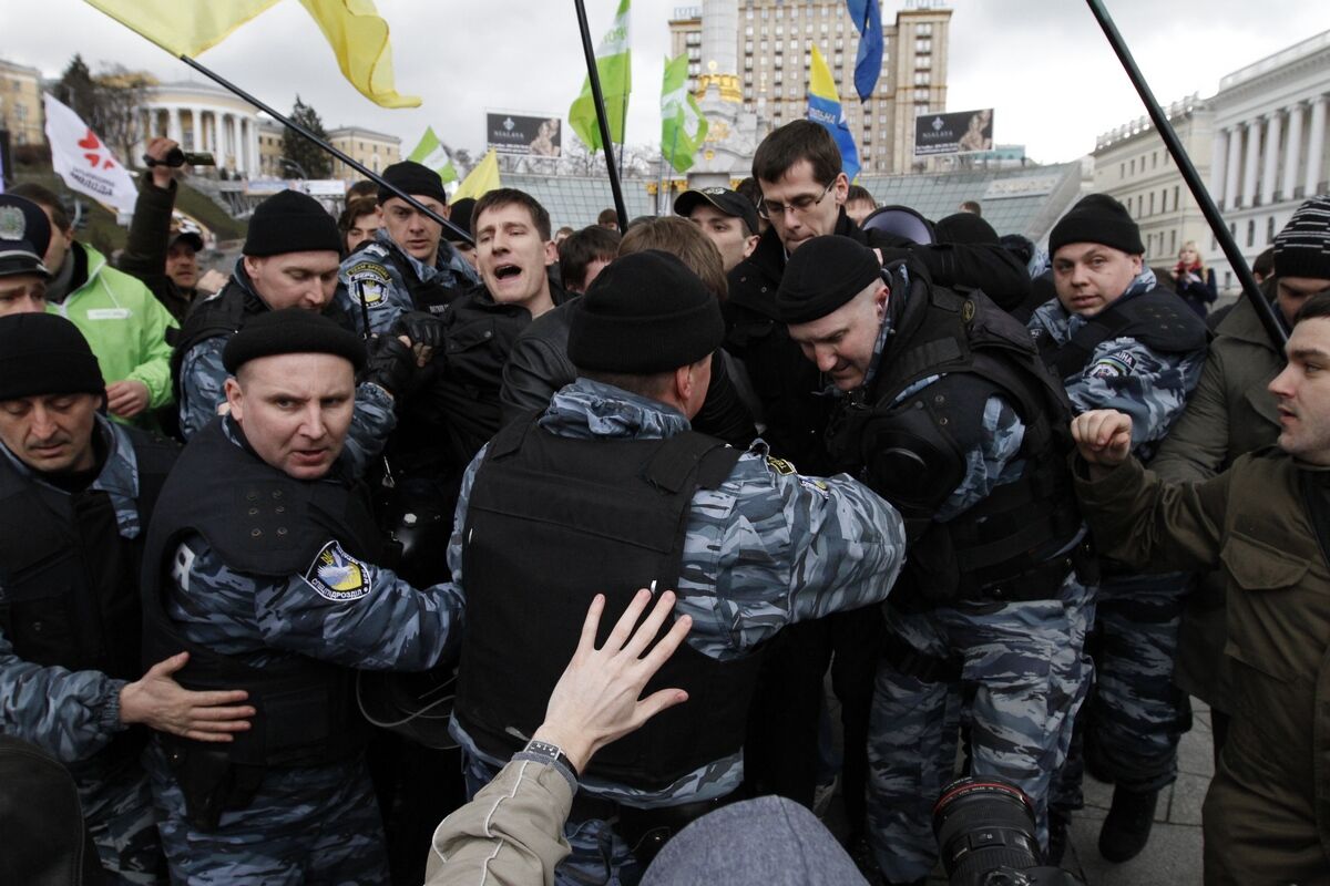 Беркут розганяє акцію на Майдані