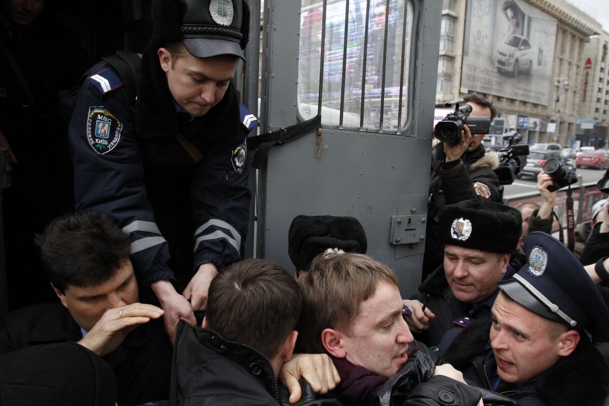 На Майдане «Беркут» задерживает оппозиционеров