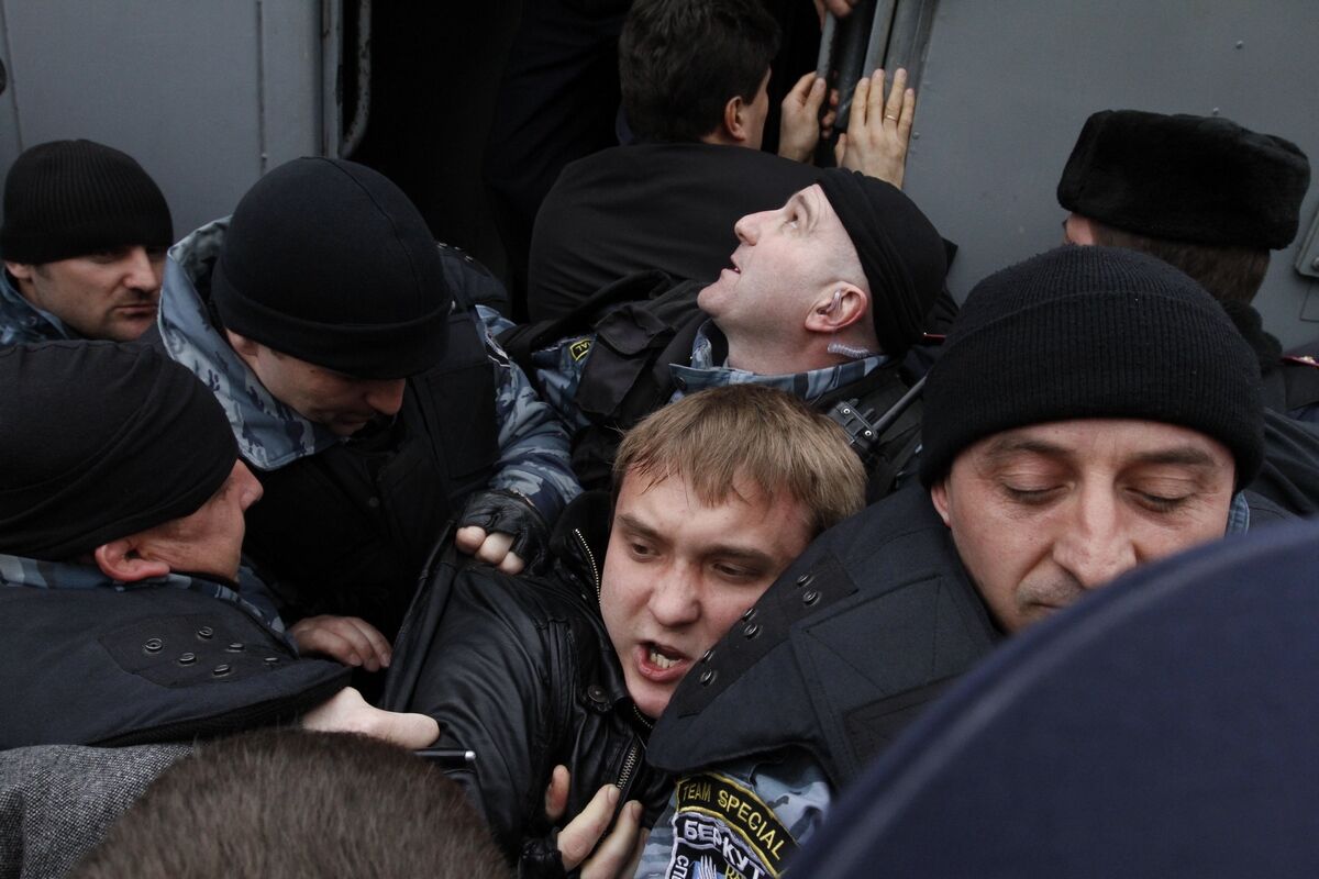 Беркут  разгоняет акцию на Майдане