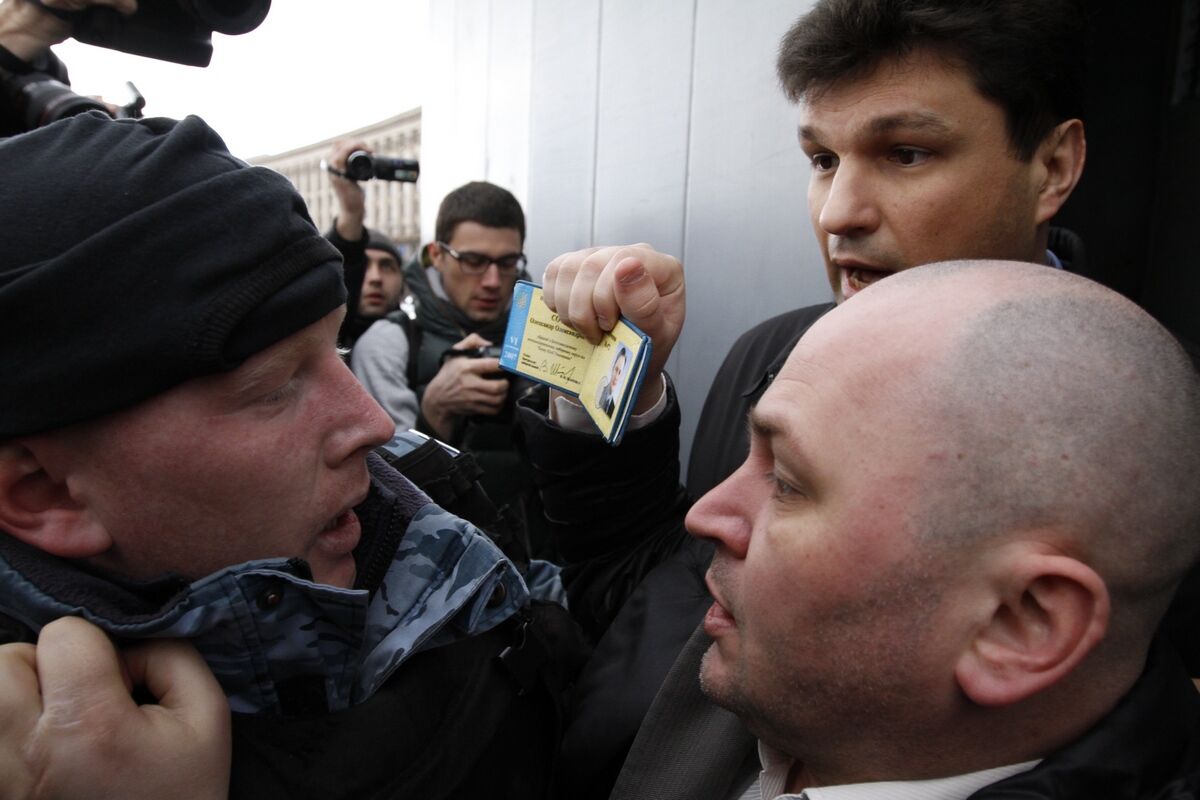 На Майдане «Беркут» задерживает оппозиционеров