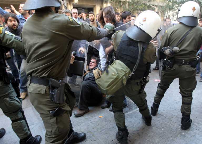 В Афинах массовые задержания на школьном параде. Фото 