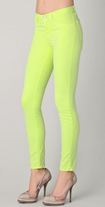 Яркие джинсы – самый модный хит весны-лета 2012. Фото