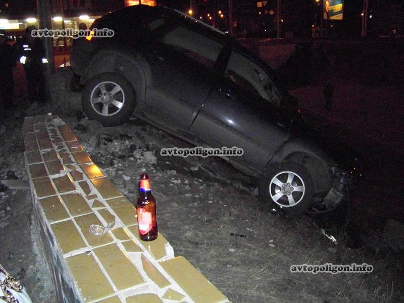 ДТП в Киеве: кроссовер свалился в поворотный круг на Троещине. Фото