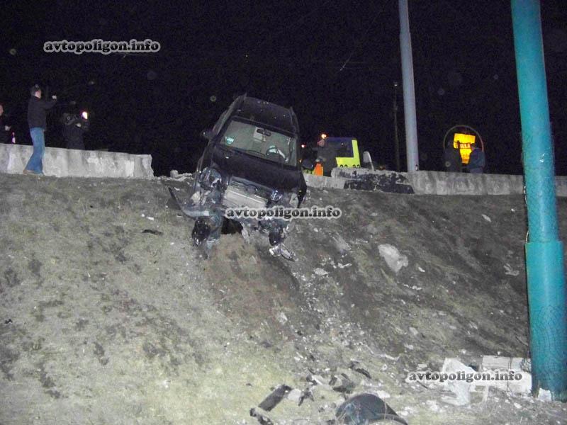 ДТП в Киеве: кроссовер свалился в поворотный круг на Троещине. Фото