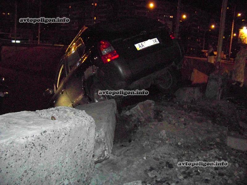 ДТП в Киеве: кроссовер свалился в поворотный круг на Троещине. Фото