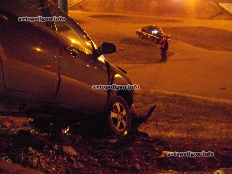 ДТП в Киеве: кроссовер свалился в поворотный круг на Троещине. Фото