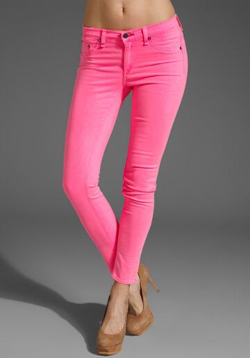 Яркие джинсы – самый модный хит весны-лета 2012. Фото