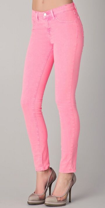 Яркие джинсы – самый модный хит весны-лета 2012. Фото