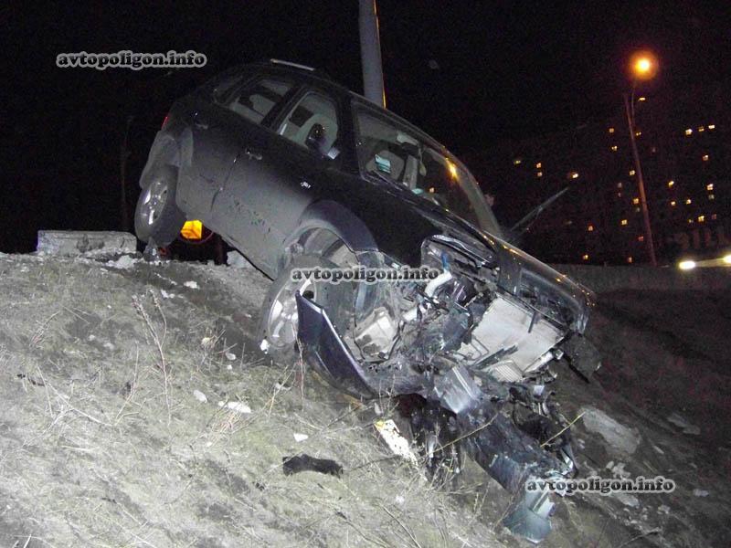 ДТП в Киеве: кроссовер свалился в поворотный круг на Троещине. Фото