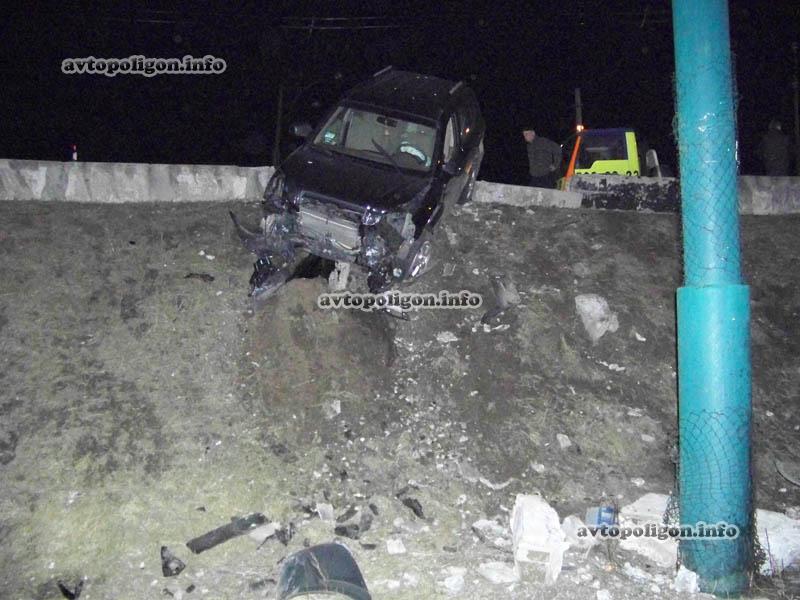 ДТП в Киеве: кроссовер свалился в поворотный круг на Троещине. Фото