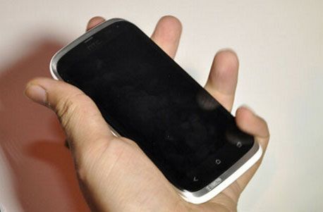 Компания HTC делает двухсимочный смартфон. Фото  