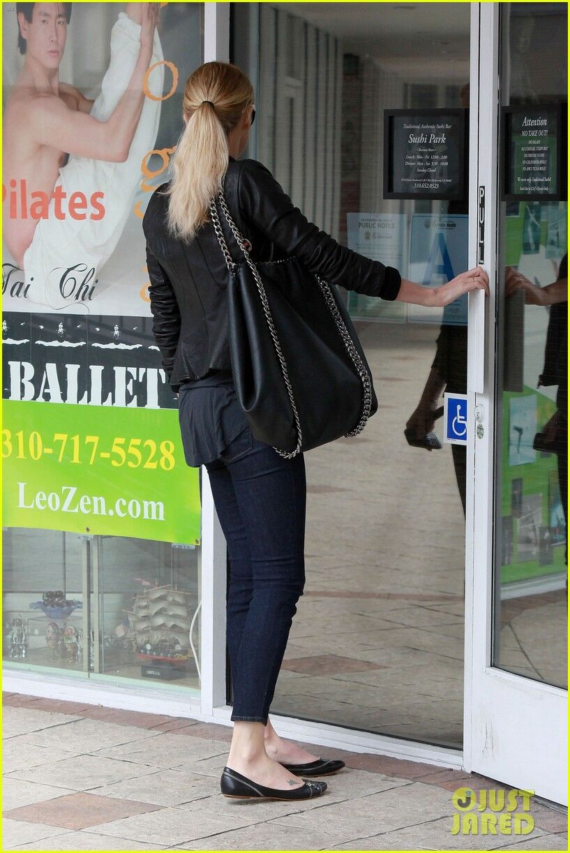 Терон решила подзакусить в Sushi Park. Фото