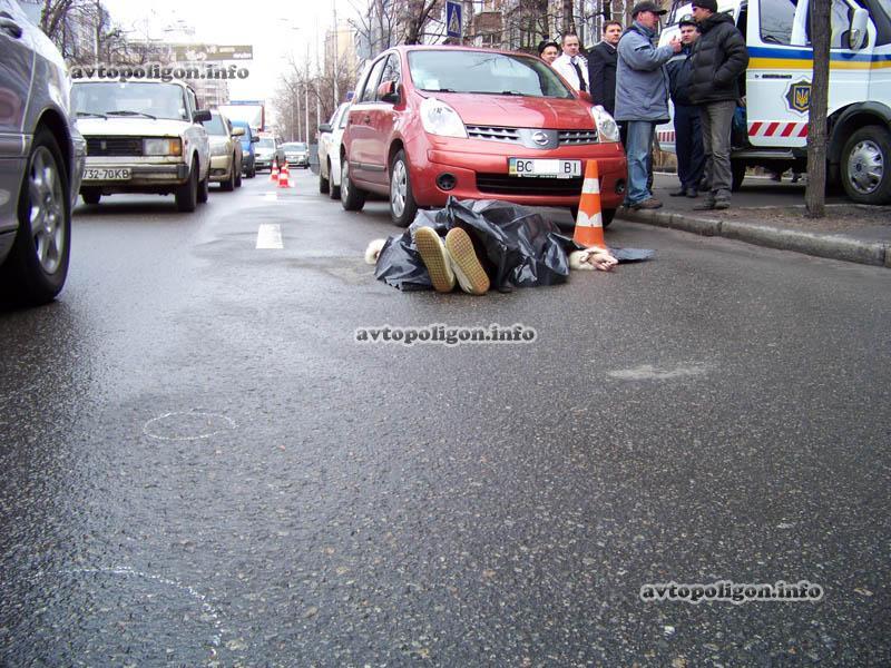 ДТП в Киеве: Nissan Note насмерть сбил женщину на "зебре". Фото