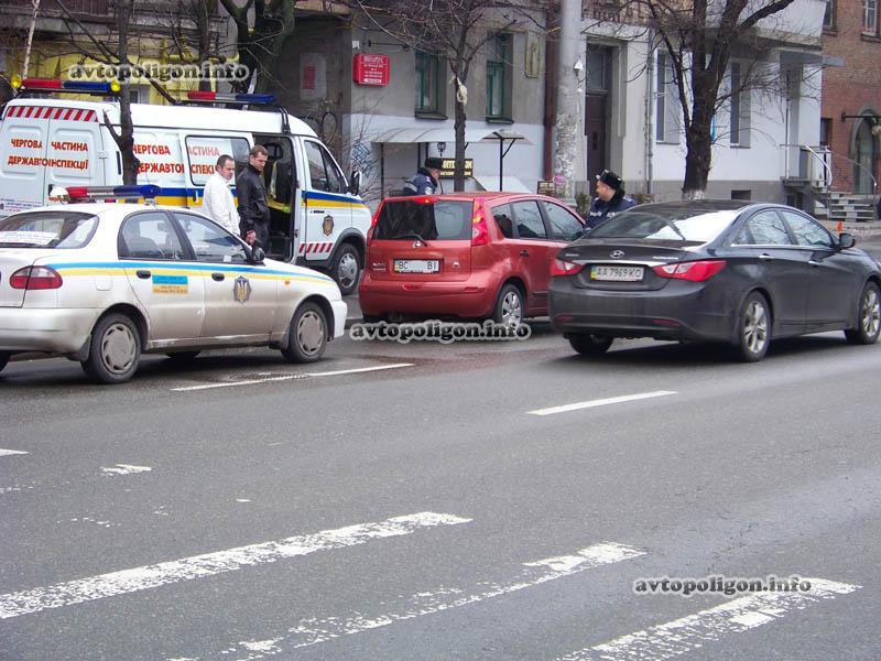 ДТП в Киеве: Nissan Note насмерть сбил женщину на "зебре". Фото